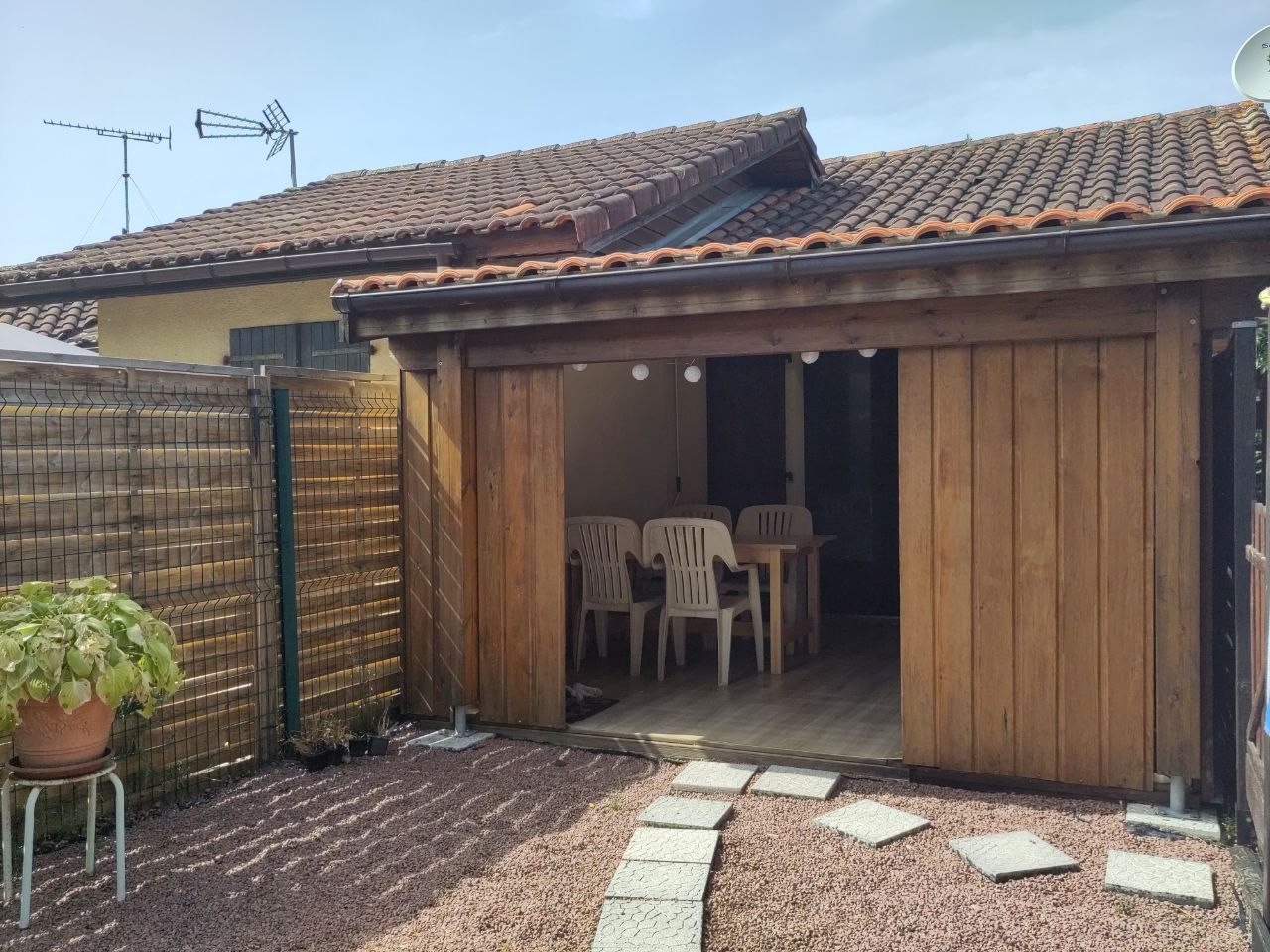 La terrasse vue du jardin